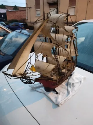 Barco antiguo de metal artesanal