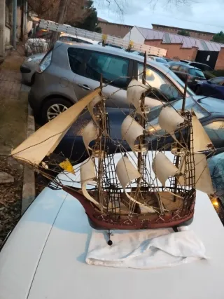 Barco antiguo de metal artesanal