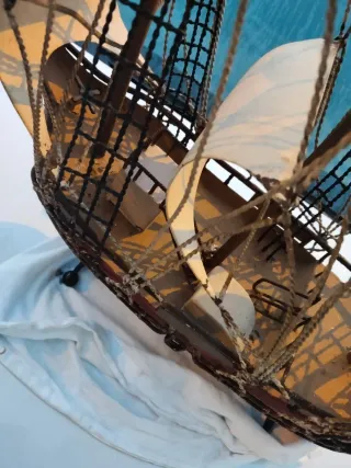 Barco antiguo de metal artesanal