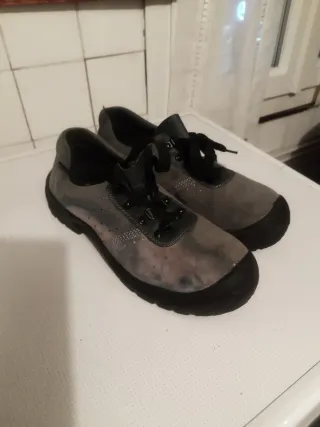 Zapatos de trabajo grises y negros
