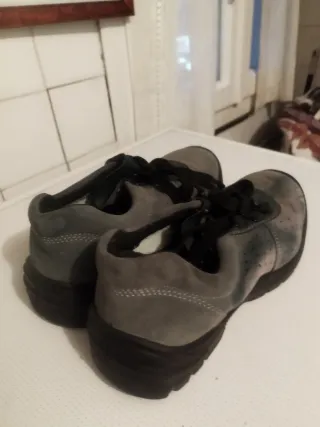 Zapatos de trabajo grises y negros