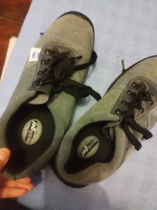 Zapatos de trabajo grises y negros