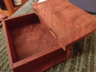 Caja de madera tallada