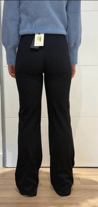 Pantalón de rayas negro acampanado