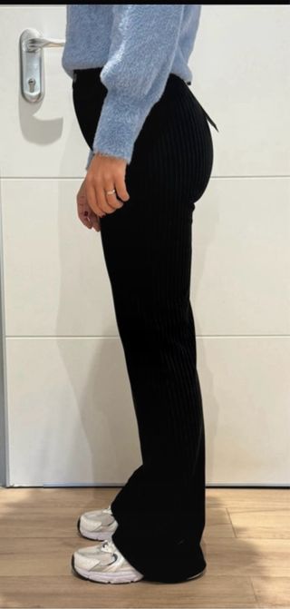 Pantalón de rayas negro acampanado