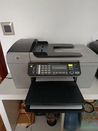HP Officejet 5610 All-in-One en funcionamiento