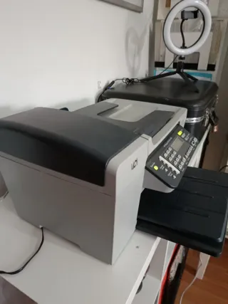 HP Officejet 5610 All-in-One en funcionamiento