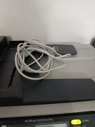 HP Officejet 5610 All-in-One en funcionamiento