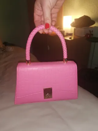 Bolso rosa con detalles dorados