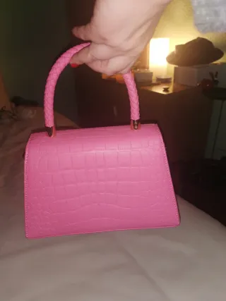 Bolso rosa con detalles dorados