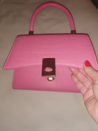 Bolso rosa con detalles dorados