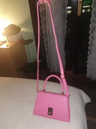 Bolso rosa con detalles dorados