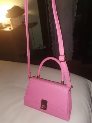 Bolso rosa con detalles dorados