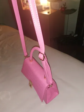 Bolso rosa con detalles dorados