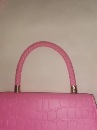 Bolso rosa con detalles dorados