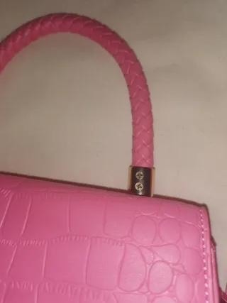 Bolso rosa con detalles dorados