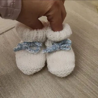 Scarpette neonato bianche con fiocco azzurro