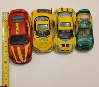 Set 4 macchinine da corsa usate