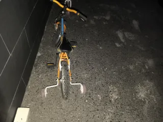 Bicicleta infantil naranja y azul