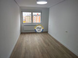 Piso en alquiler en La Chantría - La Lastra en León