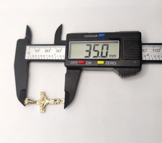 Colgante Cruz de oro de 18k, 3.83 g.
