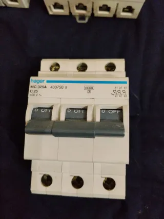 Material Eléctrico: Interruptores y Magnetotérmico