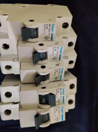 Material Eléctrico: Interruptores y Magnetotérmico