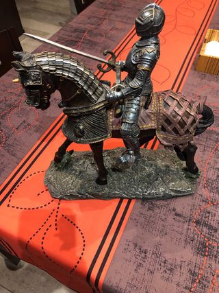 Figura caballero con espada