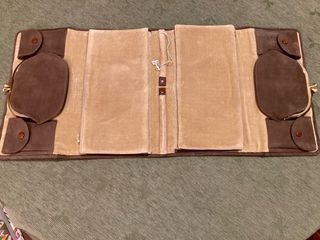 Joyero de Viaje de ante y terciopelo.