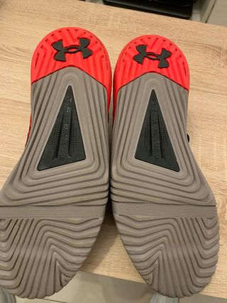 Under Armour TriBase Reign 6 Talla 45 Rojo Negro