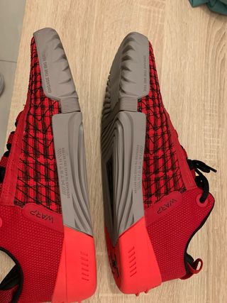 Under Armour TriBase Reign 6 Talla 45 Rojo Negro