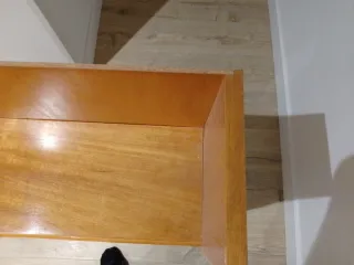 Estantería de madera en buen estado