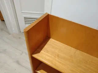 Estantería de madera en buen estado