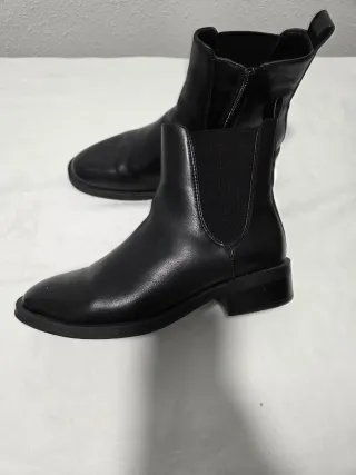 Botines negros,una sola puesta
