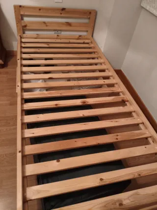 Cama individual de madera para colchón de 90cm.
