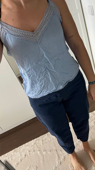 Top Stradivarius azul cielo talla M