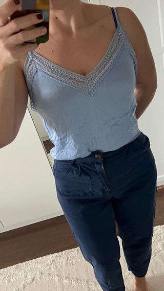 Top Stradivarius azul cielo talla M