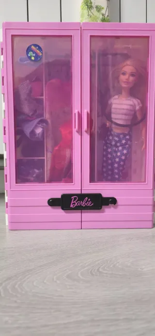 Armario Barbie con Muñeca y Ropa