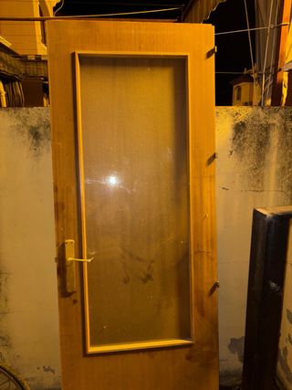 Puerta de madera con cristal