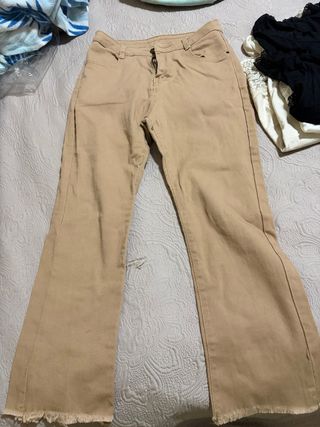 Pantalones beige acampanados sin estrenar