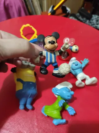 Lote de muñecos: Minion, Mickey, Pitufos