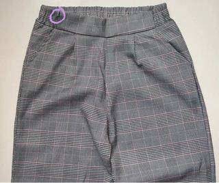 Pantaloni a quadri grigi e rosa