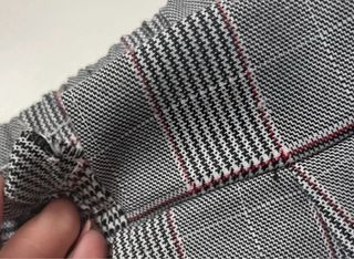 Pantaloni a quadri grigi e rosa