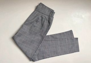 Pantaloni a quadri grigi e rosa