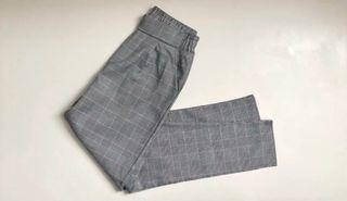 Pantaloni a quadri grigi e rosa