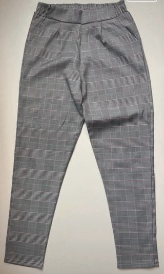 Pantaloni a quadri grigi e rosa