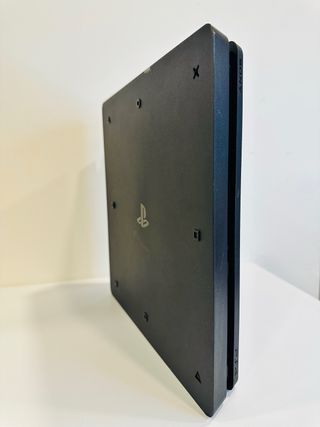 PS4 (PlayStation 4) Negra + Mando y Cables