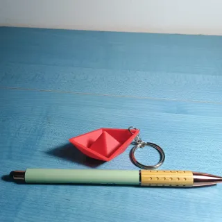 Portachiavi a forma di barchetta rossa