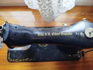 Máquina de coser Alfa antigua
