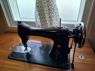 Máquina de coser Alfa antigua